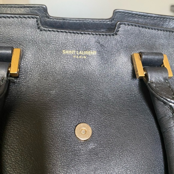 Saint Laurent Chyc Black Leather Handbag - Picture 7 of 10